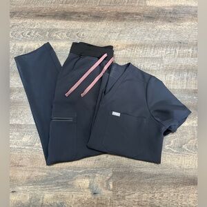 FIGS Women’s Scrub Set